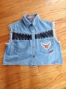 Chaleco de mezclilla azul vintage con mangas deshilachadas tachonado detalles negros bordados - Imagen 1 de 9