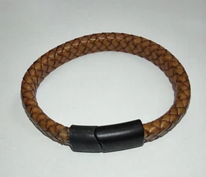 Flaches Lederarmband / echte braune geflochtene Kordel / mit schwarzem Magnetverschluss - Bild 1 von 3