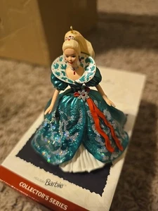 Barbie Holiday NUOVA Hallmark 1995 ornamento verde e argento glamour come la bambola - Foto 1 di 4