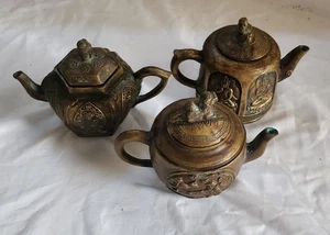 DREI CHINESISCHE BRONZE MINIATUR TEEKANNEN, MIT DECKEL, HANDGEFERTIGT - Bild 1 von 23