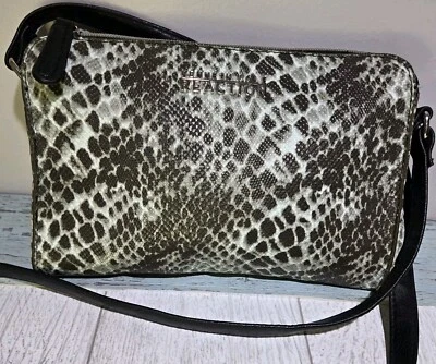 Сумочка через плечо Kenneth Cole Reaction маленькая искусственная змея Wilson кожа 10x6""  - Изображение 1 из 4