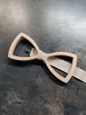 Pajarita de madera verde brillante única con lino y satén - regalo escandinavo para hombre » Foto 1 de 4