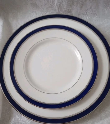 Plato de cena y ensalada Royal Worcester Howard azul cobalto (banda de plata/platino) Foto 1 de 4