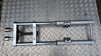 Moto cosaca Ural Wolf 750. Yugo de horquillas delanteras inferior superior.  Foto 1 de 4