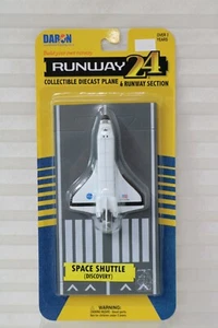 Space Shuttle Discovery 4" X 3"w/Runway 24 Piece 7 1/4" Daron RW220 - Picture 1 of 5