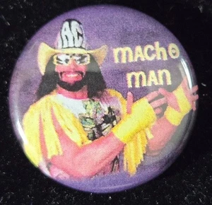 Macho Man Randy Savage - Classic WWF Wrestling Wrestler - 1" pin - Mint - Foto 1 di 1