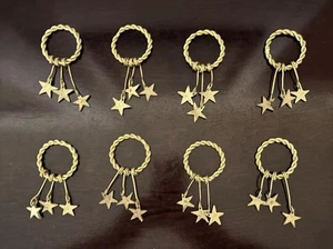Juego de 8 anillos de servilleta de latón en espiral retorcido con estrellas colgantes - Imagen 1 de 6