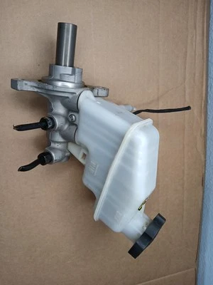 Hyundai Azera 2012-2014 OEM cilindro maestro de freno con tanque de depósito Foto 1 de 4
