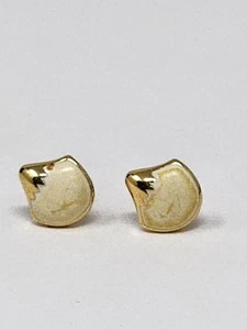 Pendientes Trifari tono crema y dorado estampados a la moda - Imagen 1 de 6