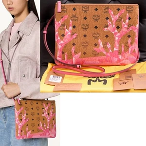 NEU $ 550 MCM Pink Ozean Koralle LOGO Mountain Collection Umhängetasche flach BEUTEL TASCHE - Bild 1 von 24