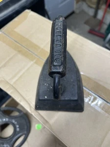 Vintage Sad Iron Flat Iron Old Cast Iron Geneva IL No. 6 - Picture 1 of 3