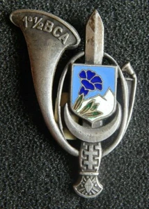 INSIGNE 1 DEMI BRIGADE DE CHASSEURS ALPINS  BCA - Imagen 1 de 2