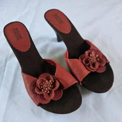 Sandalias Mossimo Supply Co Slide 10 para mujer rojas sin cordones detalle de flores Foto 1 de 4