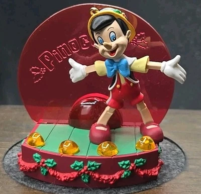 Enesco Disney Pinocho Navidad 3" Iluminado Escenario Adorno  Foto 1 de 4