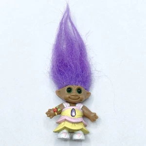 Mini Muñeca Troll Vintage As Novedad Pelo Púrpura Ojos Verdes Gema Joya Vestido - Imagen 1 de 4