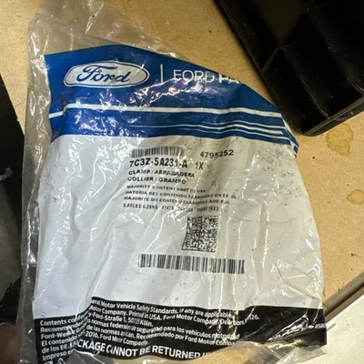 Abrazadera de tubo de escape 7C3Z-5A231-A -2022 Ford F-350 F-250 Super Duty  Foto 1 de 2