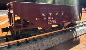 Micro-Trains N Scale #57010 33’ Twin Bay Hopper Composite Side AT&SF 180847 NY - Picture 1 of 7