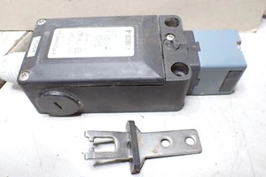 PIZZATO FS Safety Limit Switch w/Solenoid Lock 24V -- FS 2896D024-F - Picture 1 of 6