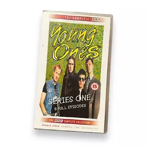 THE YOUNG ONES - Series One VHS Box Set ( Episode 1-6) , Rik Mayall BBC 1992 - Imagen 1 de 4