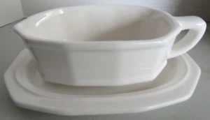 Pfaltzgraff Heritage White Gravy Boat with Underplate - Picture 1 of 19