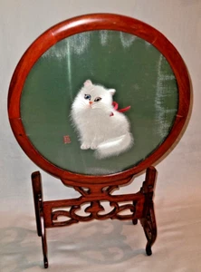 Vtg Chinese silk w embroidered cat under glass, carved wood frame & stand - Picture 1 of 23