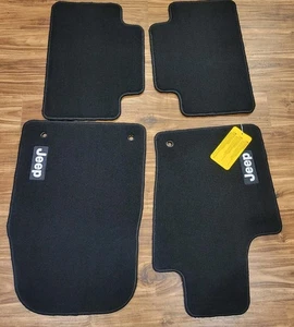 82213685AB JEEP PREMIUM CARPET FLOOR MATS BLACK SET OF 4 - Foto 1 di 6
