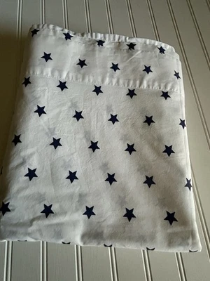 Sábana plana Pottery Barn Kids blanca con estrellas azules oscuras tamaño completo usada en excelente estado Foto 1 de 4