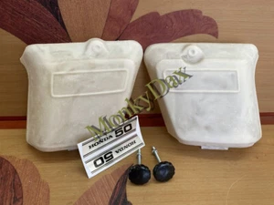 Cubierta lateral izquierda y derecha Honda Old CD50 1970-1973. Cubierta de herramienta de batería. Black Embl - Imagen 1 de 7