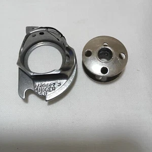 Vintage Singer Bobbin Case 172082-7 with Bobbin Great Britain - Bild 1 von 7