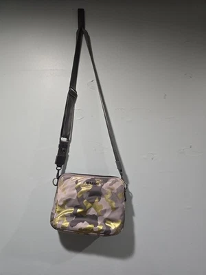 MZ Wallace 小号 Bowery 斜挎包,金属色 Citron 迷彩 — 第 1/4 张图片