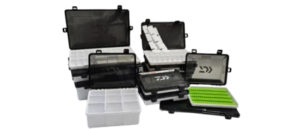 Daiwa Boxen Smoke Farbe schwarz weiß Köderbox wasserdicht Klickverschluss