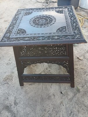 Mesa antigua tallada a mano Foto 1 de 4