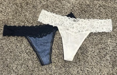 Calcinha Tanga de Renda VICTORIA'S SECRET (lote de 2) LG Denim Azul e Branco - Imagem 1 de 3