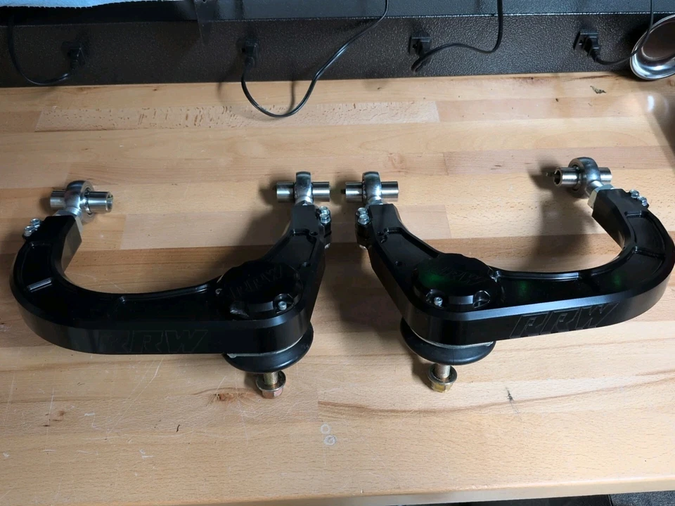 Brazos de control superiores ajustables RRW Billet Uniball | Toyota Tacoma 2024 2025 Foto 1 de 4