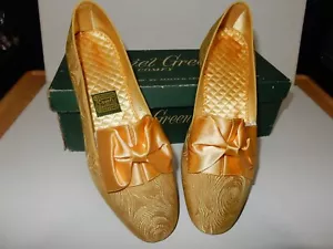 Vintage New Old Stock Daniel Green 'Camelot' Gold Satin Comfy Slippers - 6B - Picture 1 of 4