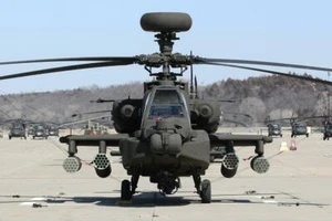 APACHE ATTACCO ELICOTTERO POSTER LUCIDO IMMAGINE STAMPA FOTOGRAFICA BOEING USA AH-64 5212 - Foto 1 di 1