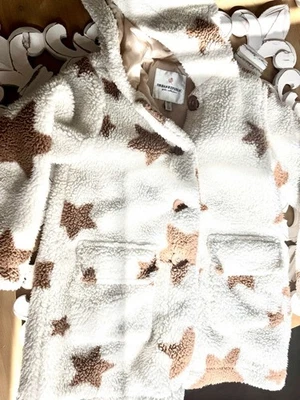 Chaqueta polar Urban Republic con botones beige con estrellas marrones 6X niñas pequeñas Foto 1 de 4