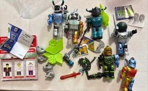 R0BL0X Spielzeug Konvolut Champions Sammlung Figuren und Zubehör - Bild 1 von 8