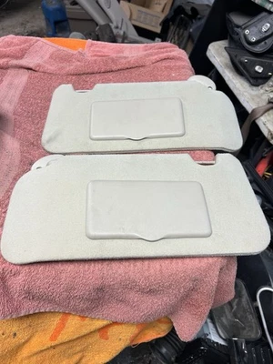 Parasoles Saturn Vue 2002-2007 tela gris izquierda y derecha con espejos OEM 03 04 05 06 Foto 1 de 4