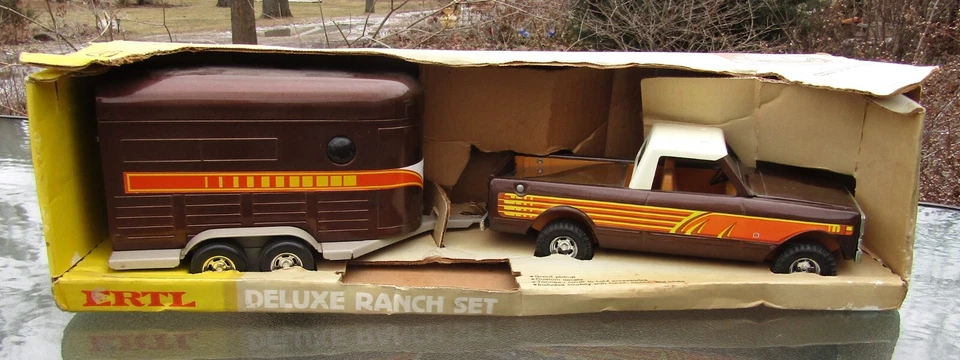 Vintage ERTL Deluxe Ranch Set #3553 International Harvester Scout With Trailer - Image 1 of 4