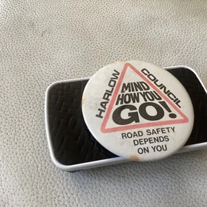 Insignia vintage de seguridad vial del Consejo Harlow - Imagen 1 de 3