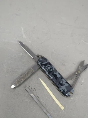 Chaveiro Victorinox Swiss Army clássico faca SD cabo camuflado aço inoxidável - Imagem 1 de 4