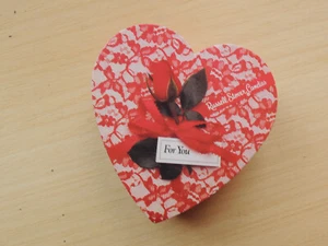 Vintage Russell Stover rot herzförmig Valentinstag Süßigkeiten Box - selten 2 Unzen Größe - Bild 1 von 4