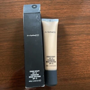 Mac Studio Sculpt Foundation (NC40) (40ml) - Bild 1 von 3
