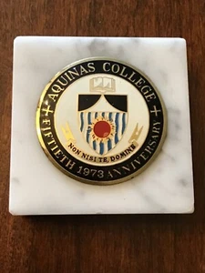 Pisapapeles Aquinas College 1973 mármol sello Grand Rapids MI 50 aniversario - Imagen 1 de 5