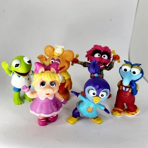 Lotto di 6 personaggi/cake topper Disney Muppet Babies in PVC 2,5" - Foto 1 di 11
