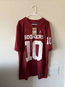 Herren Jordan Jackson Arnold #10 Oklahoma Sooners NCAA Trikot Gr. L - weinrot Neu mit Etikett - Bild 1 von 6