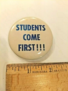 "Students Come First" Pin / Button Vintage Bildung - Bild 1 von 2
