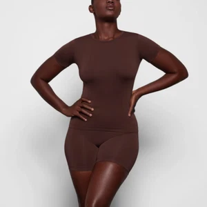 SKIMS soft smoothing seamless t shirt in cocoa size S $98 - Picture 1 of 5