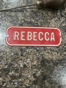 Vintage 60er 70er USA personalisiert Name Fahrrad Bike Schild Tag rot Metall Rebecca - Bild 1 von 4